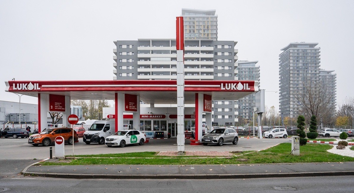 Chevron and Quantum Energy to bid for Lukoil assets, FT says