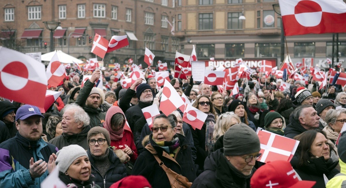 Trump hits eight Nato allies with tariffs as he pursues Greenland