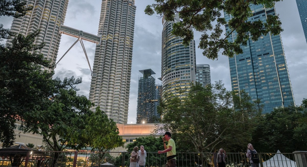 Malaysia set to hold rate as growth stays strong, inflation low