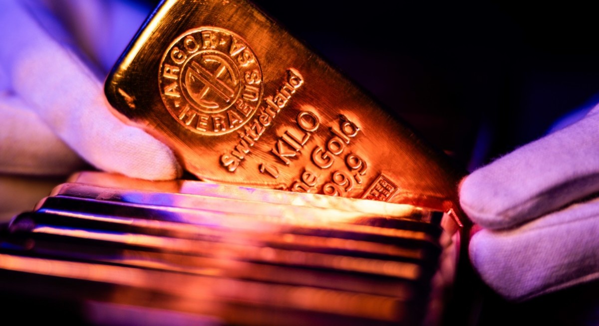 Dollar weakness spurs yen gains, gold hits US$5,000