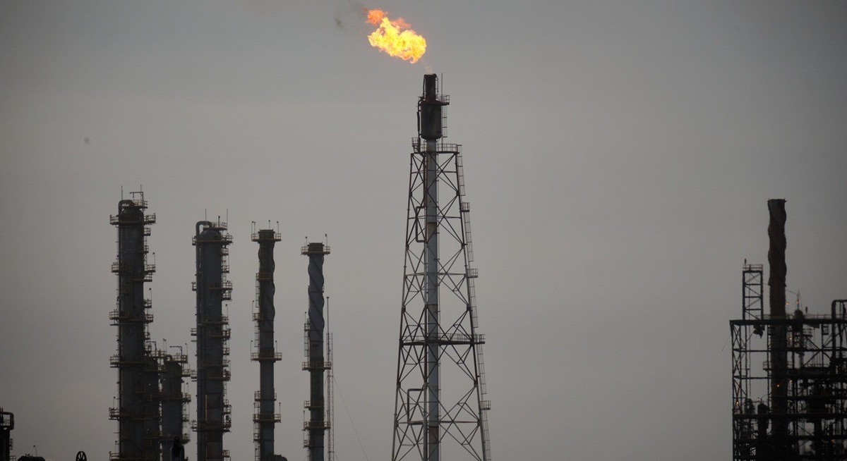 Trump threatens tariffs on countries that send oil to Cuba