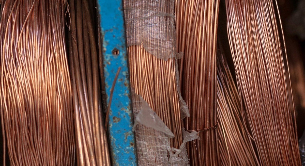 Copper sinks as frenzy in China ebbs at close of turbulent week