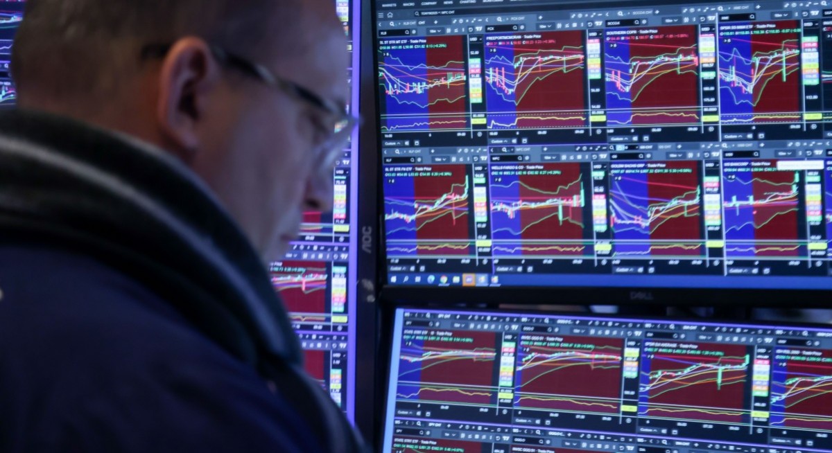 Stocks get tech boost amid strong economic reports