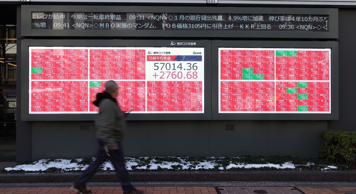 Asian shares advance, oil holds losses on Iran