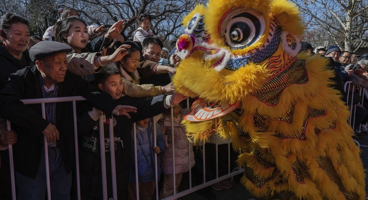 Chinese stocks gain after holiday on tariff relief, AI buzz