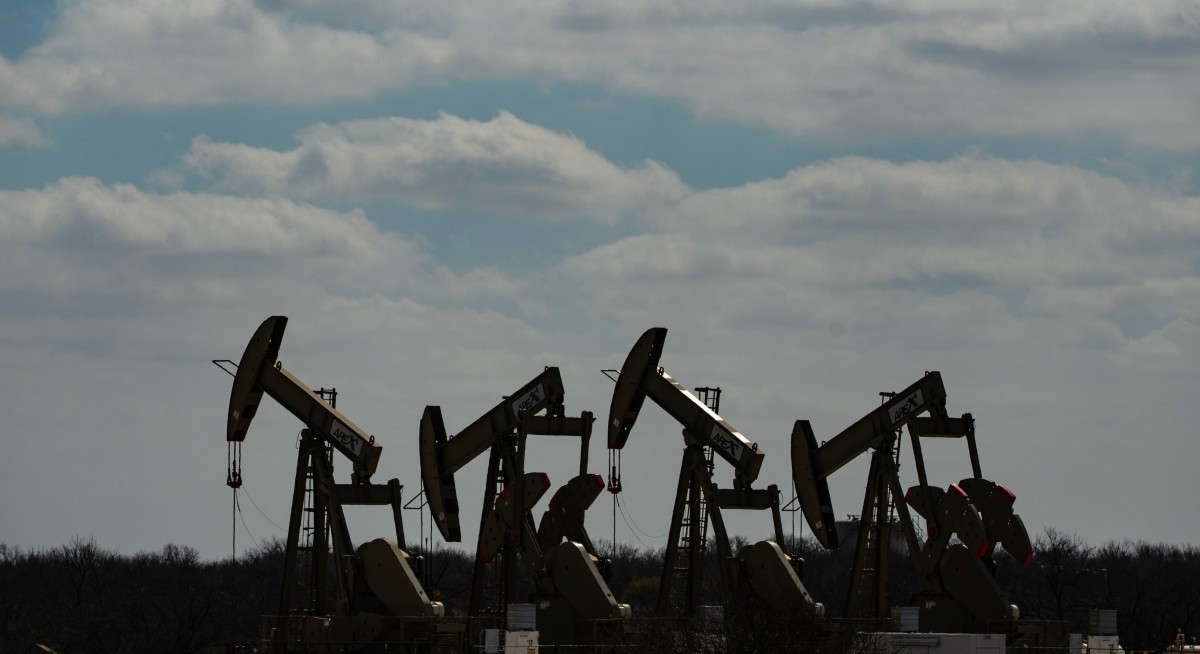 Oil extends gain after attacks lower Saudi production capacity