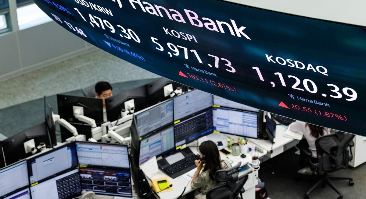 Emerging-market stocks rise to record high on tech boost