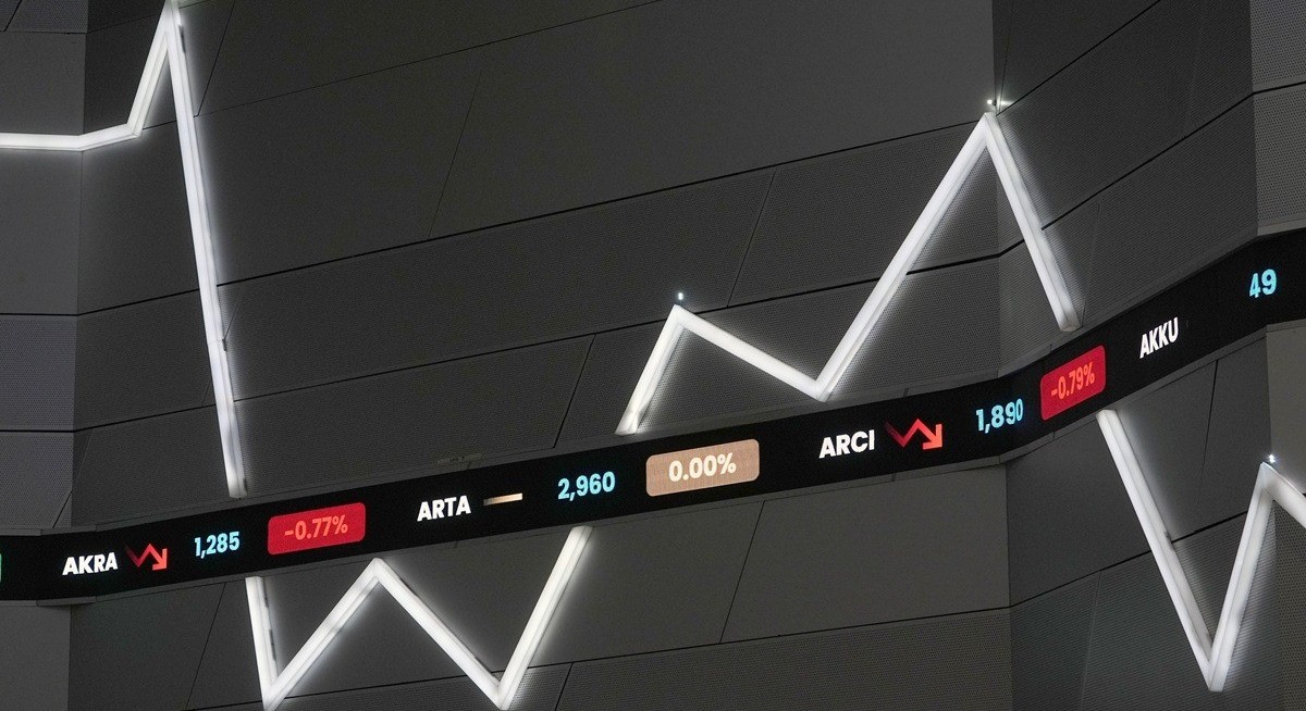 Indonesian stocks fall on tightened commodity export controls