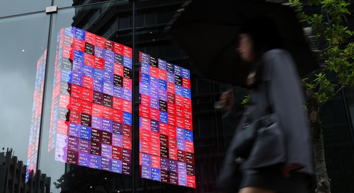 Japan, Korean stocks gain on Strait of Hormuz reopening hopes
