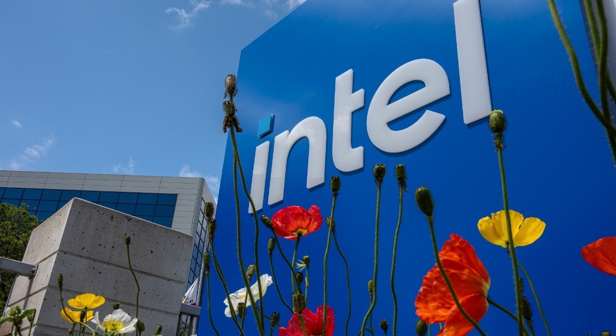 Intel raises US$20 bil in upsized share sale for AI plans