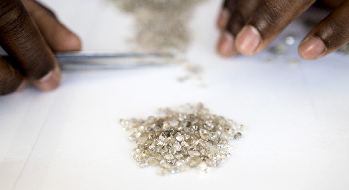 Anglo takes US$2.3 bil charge on De Beers diamond unit