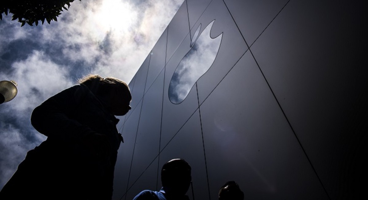 Apple cuts outlook as Chinese slowdown hits demand for iPhones