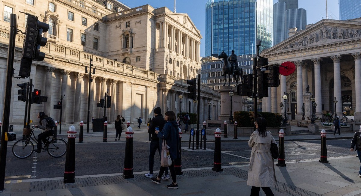 UK tweaks trading capital rules for top banks but keeps deadline