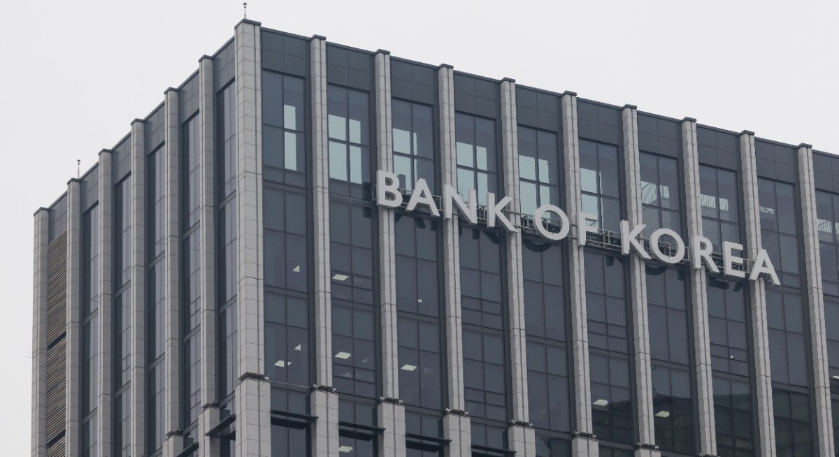 Asia’s currency fight moves offshore as central banks push back