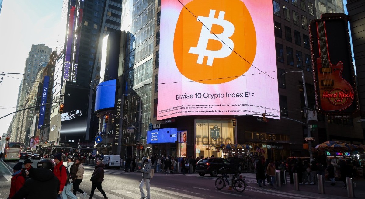 Bitcoin misses out on Wall Street cheer to stall near US$87,000