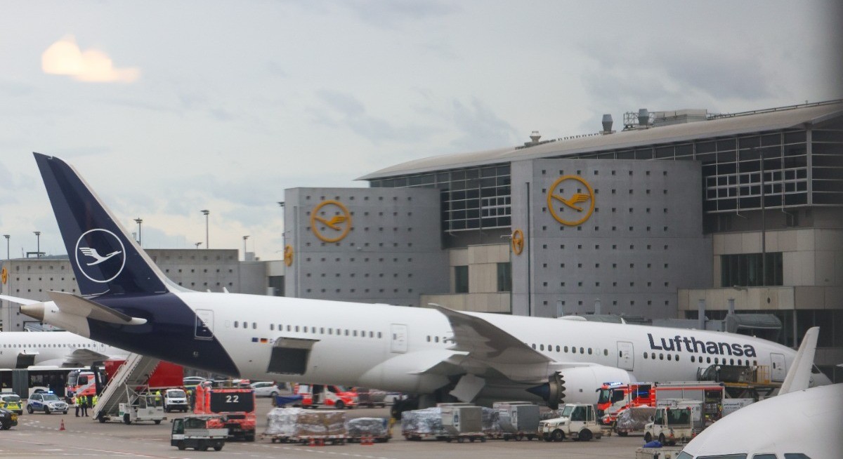 Lufthansa 787 suffers landing-gear failure at Frankfurt gate