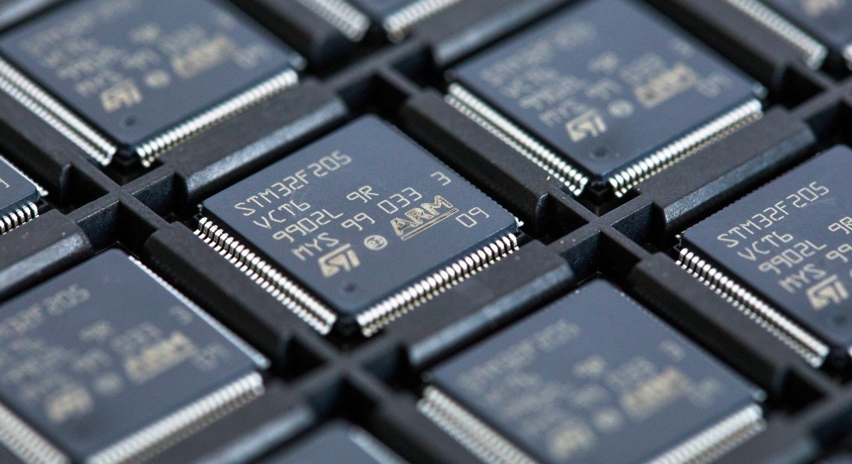 STMicro sales outlook beats estimates on chip recovery