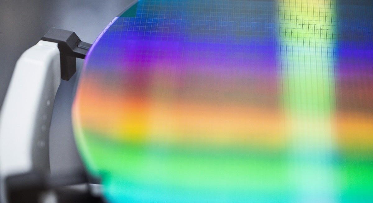 China chip firm Nexchip rises in HK after US$891 mil listing