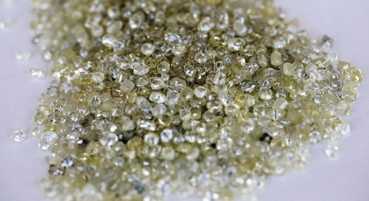Diamond-rich Botswana courts UAE, Oman to buy De Beers stake