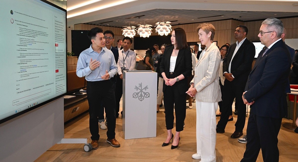 Josephine Teo visits UBS’s largest AI & Transformation Factory in Singapore