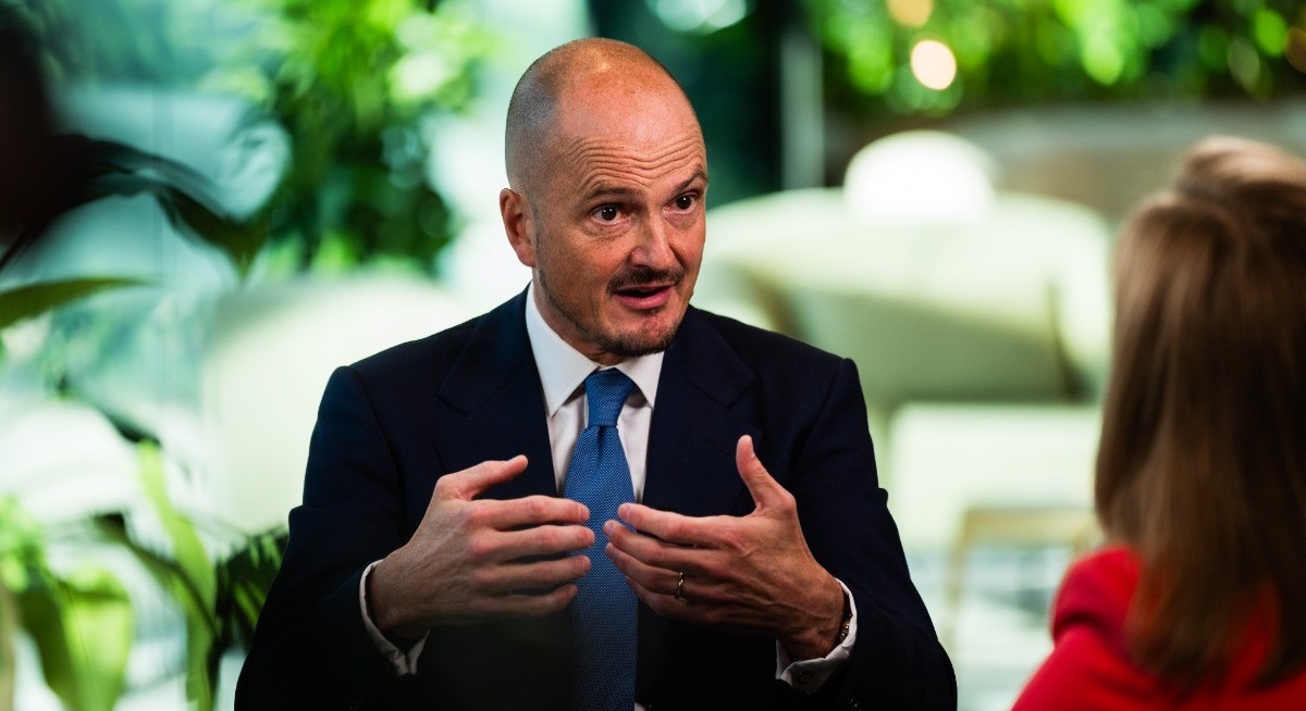 StanChart sweeps out nearly 100 software apps as CFO deploys AI