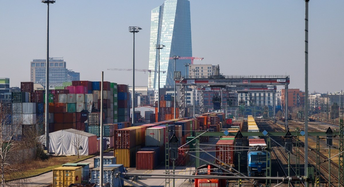 Eurozone banks unexpectedly tighten credit standards for firms