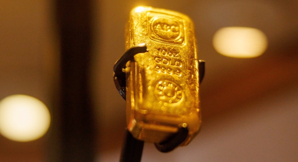Gold holds losses as Iran impasse keeps rate hike bets high