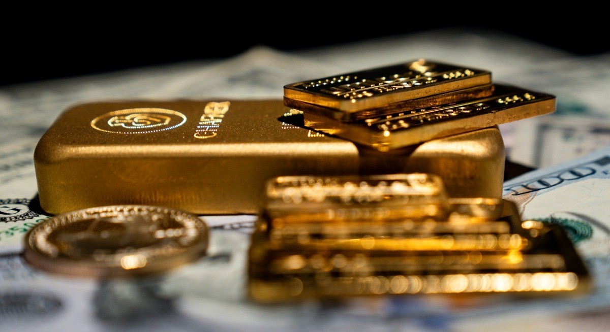 Gold retreats in sudden selloff after breaking through US$5,500
