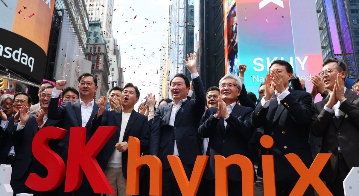 SK Hynix climbs 13% after record US$26.5 bil US offering