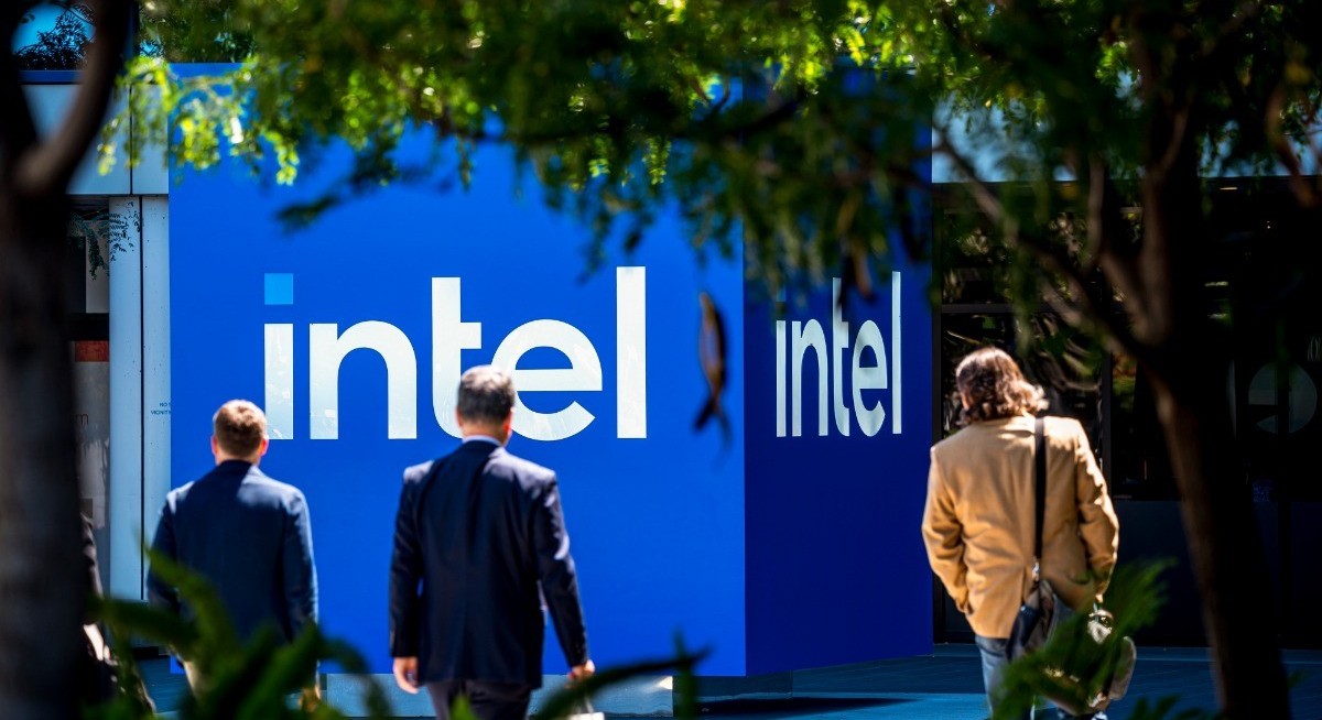 Intel shelves plans to sell networking division after review