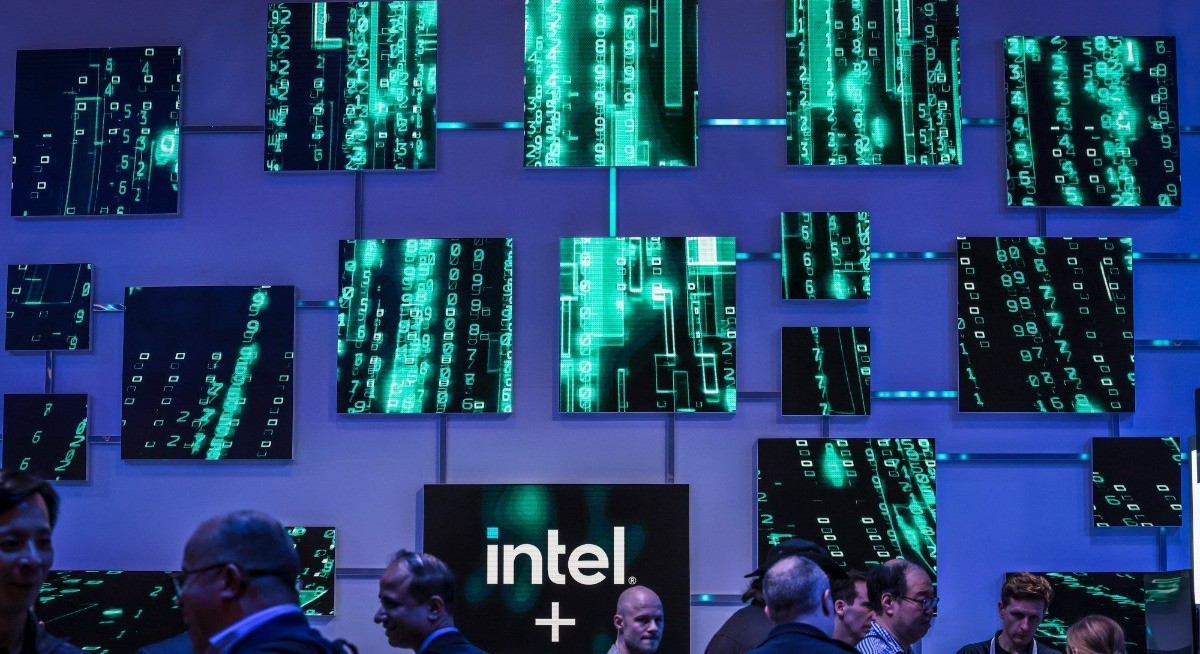 Intel jumps 12% after Trump says it struck Apple chip deal