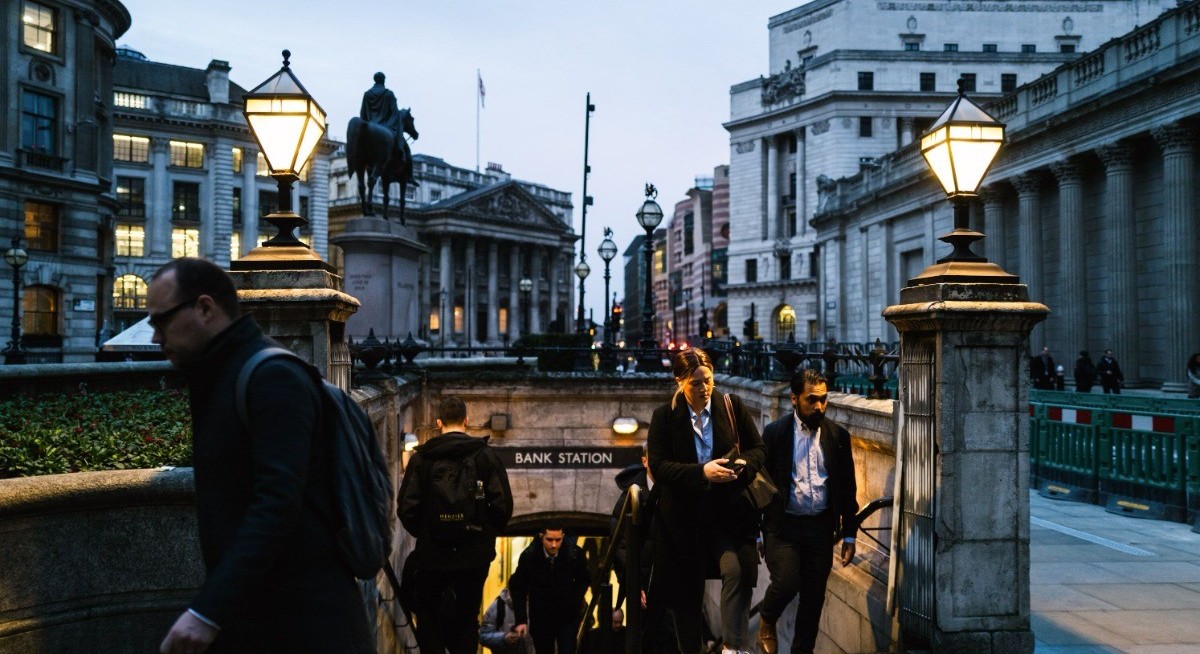 UK's 4Q growth disappoints as services stagnate