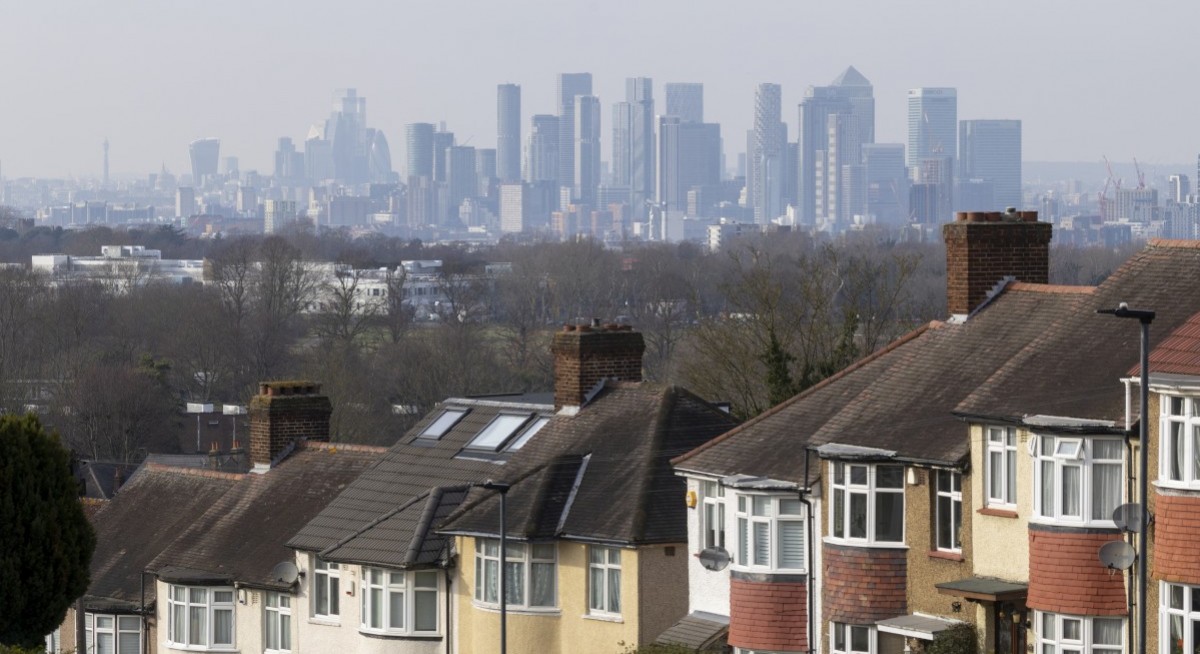 London homes in longest losing streak since financial crisis