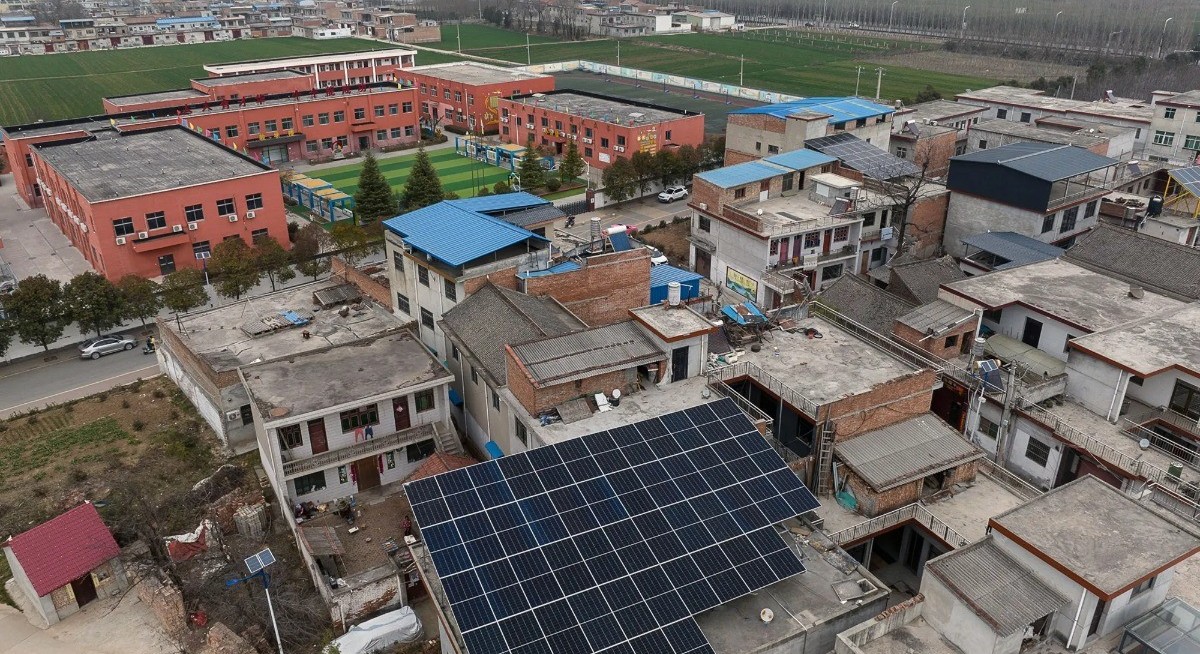 Solar giant Longi flags another full-year loss as slump persists