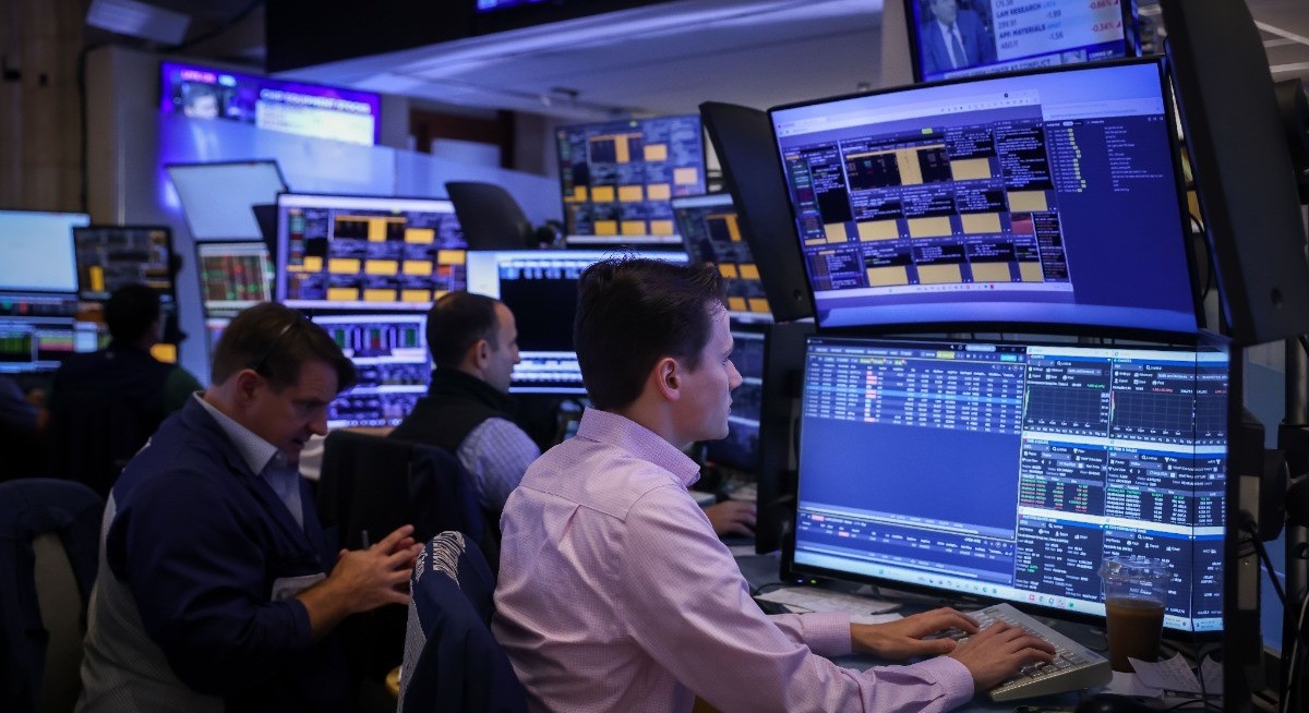 US stocks fall as oil jump keeps bond yields elevated