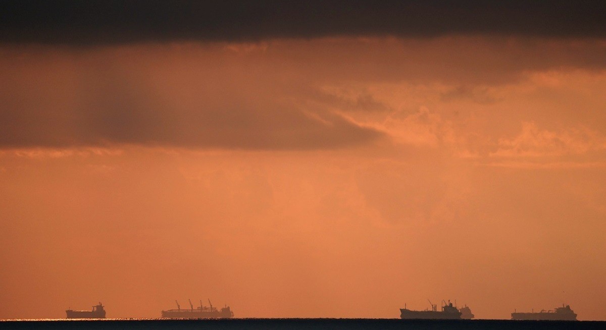 Shipowners eye Hormuz truce with 800 vessels still trapped