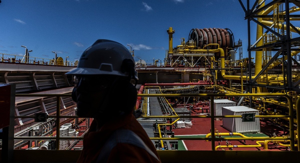 Oil rises with traders awaiting US response to Iran unrest 