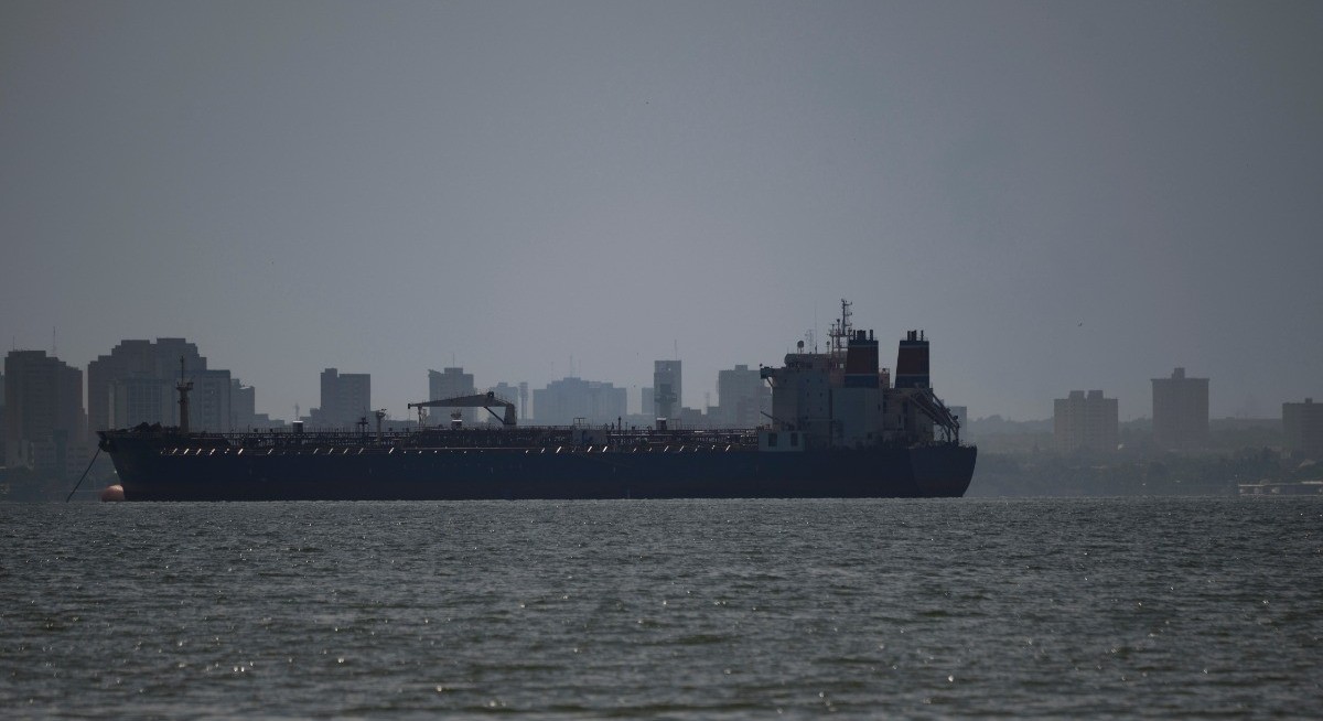 Hormuz traffic thins on Friday as shipowners err on side of safety
