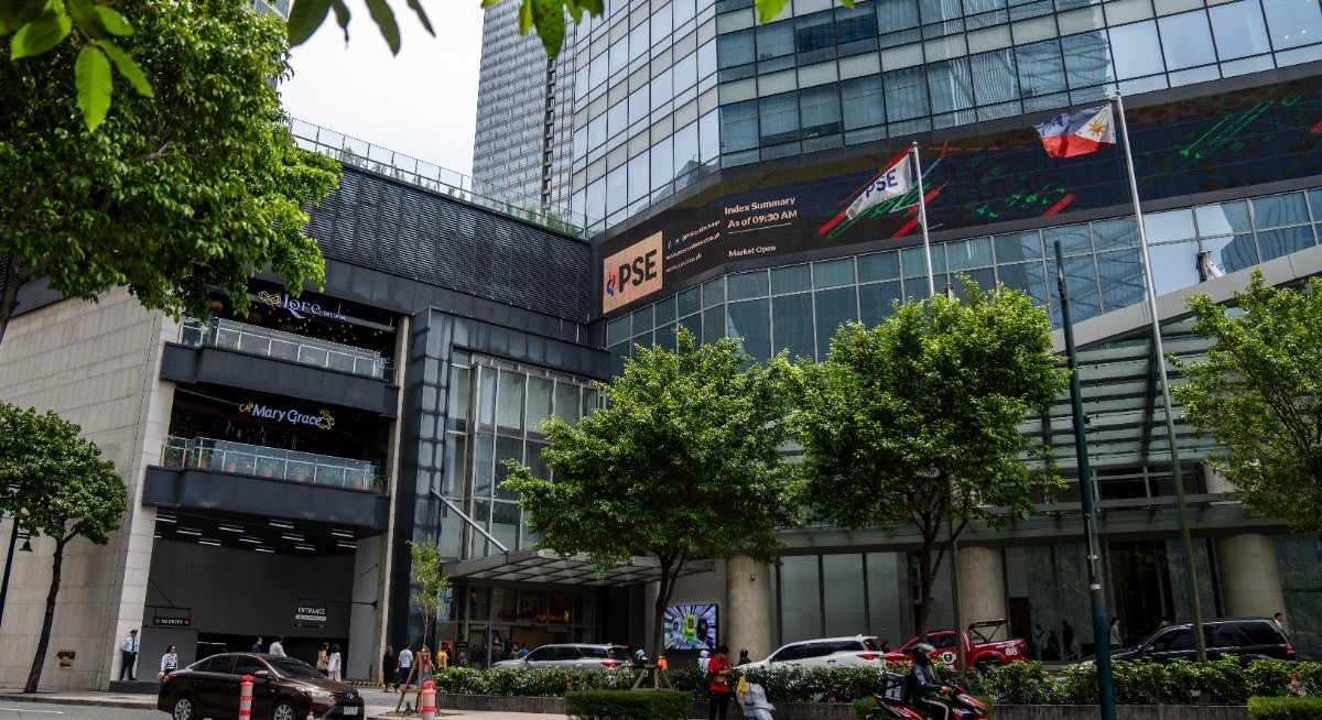 GCash owner erases gains in debut after record Philippines IPO