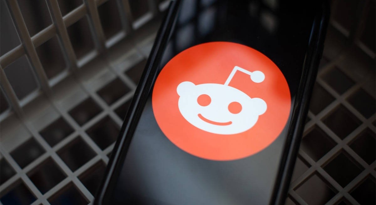 Reddit projects strong ad sales, authorises share buy-back