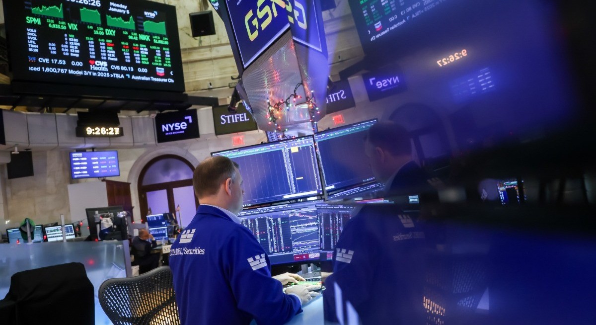 S&P 500 closes in on record as dollar rout deepens