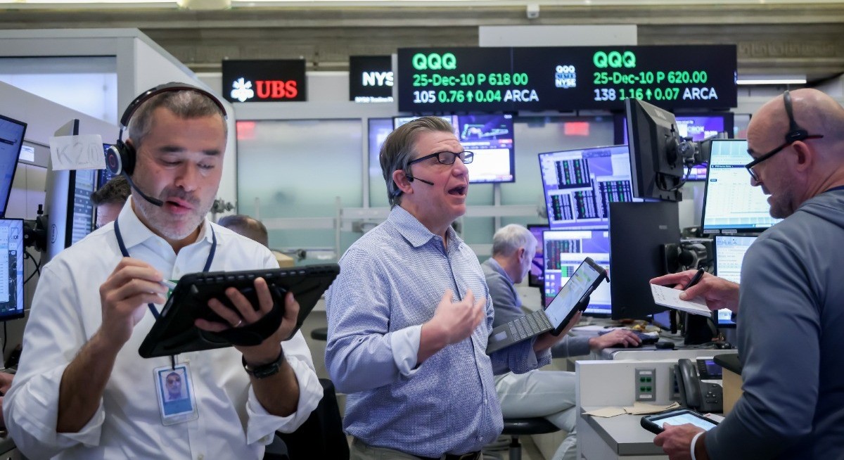 S&P 500 wavers as investors rotate out of technology behemoths