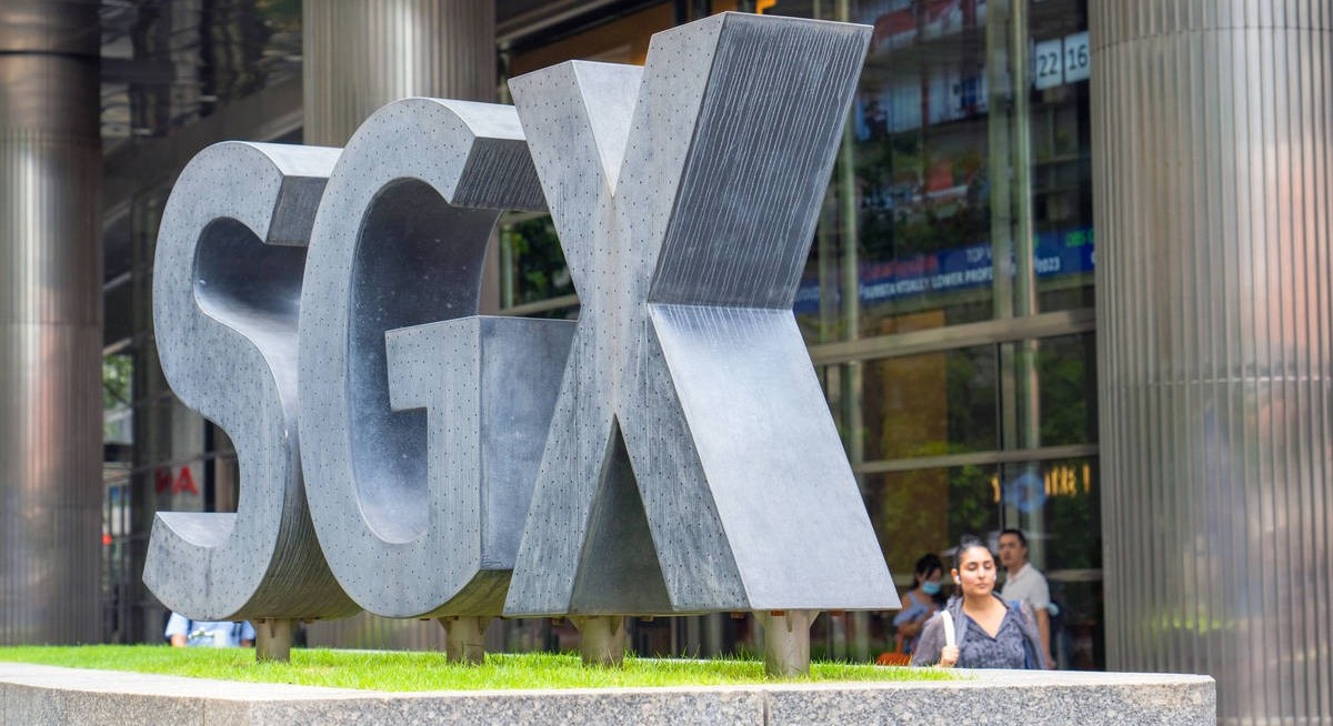 Singapore stocks reclaim record high on haven demand in Iran war