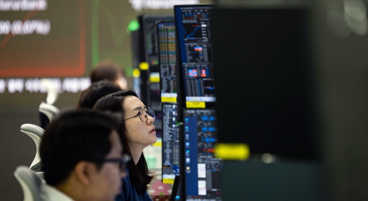 Asian stocks fluctuate before US jobs data, tariff ruling