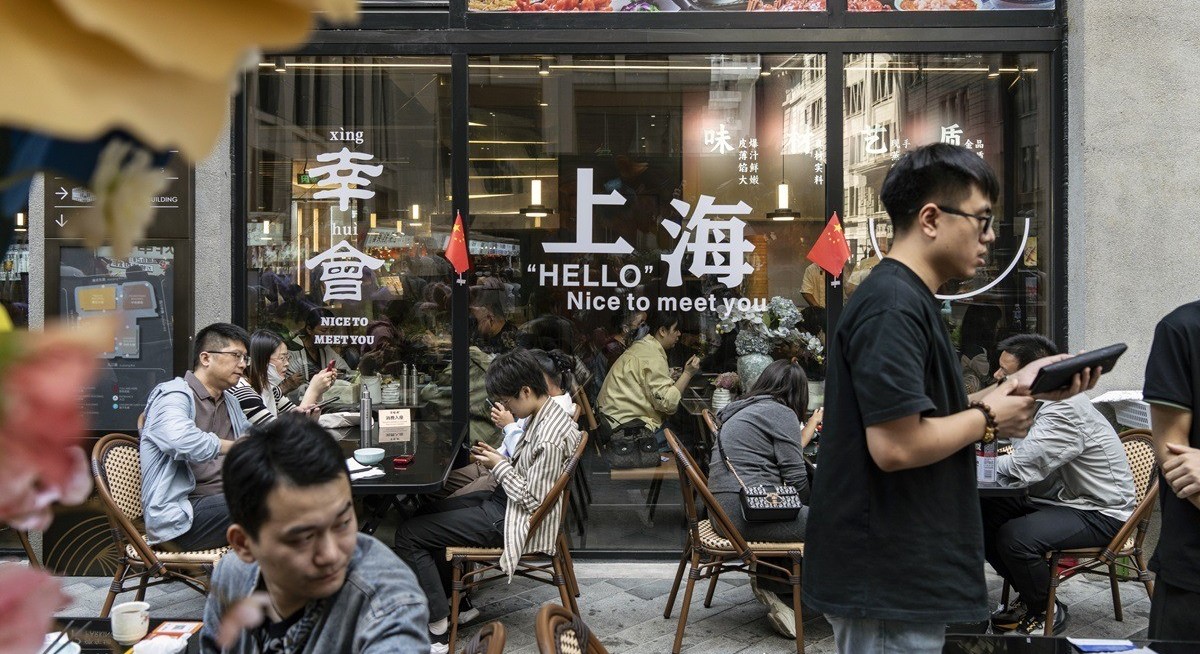 China's services gauge extends growth streak, bucking slowdown