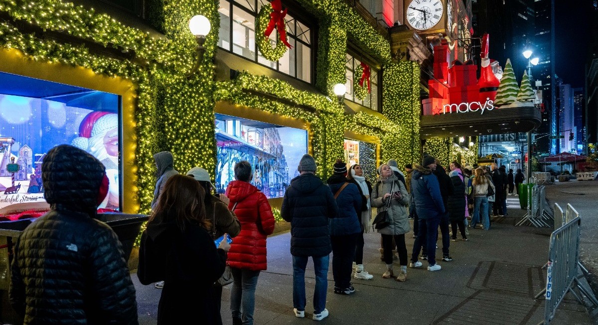 US retail sales rebound on car buying, holiday-season sales