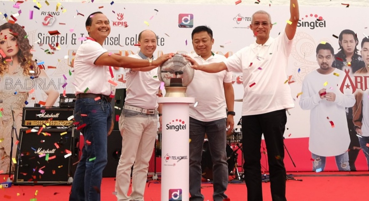 Left to right: Mr Ngurah Swajaya, Indonesia's ambassador to Singapore; Mr Yuen Kuan Moon, CEO, Consumer Singapore, Singtel; Mr Ririek Adriansyah, CEO, Telkomsel; and Mr Gilarsi Wahju Setijono, President Director, PT POS Indonesia at the launch of Singtel Dash’s new mobile remittance service. Photo: Singtel