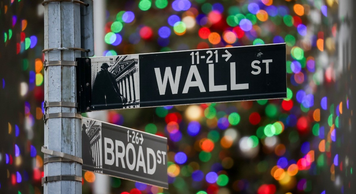 Stocks waver as ‘Santa Claus rally’ window opens