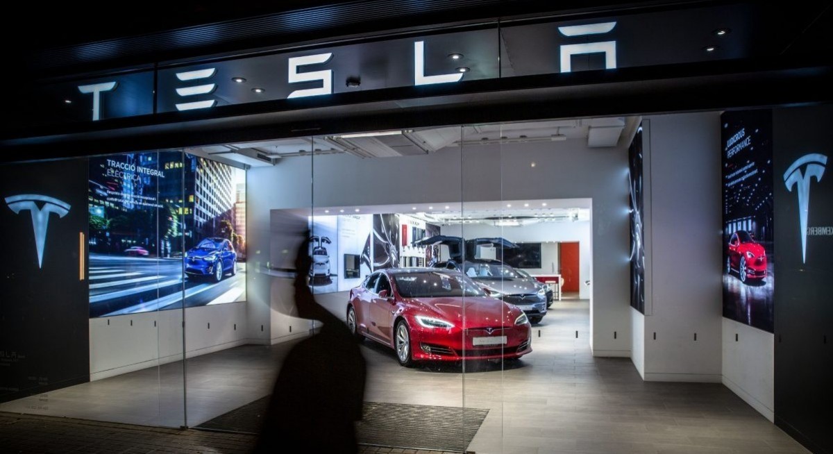 There's no greater divide than the Tesla stock gap