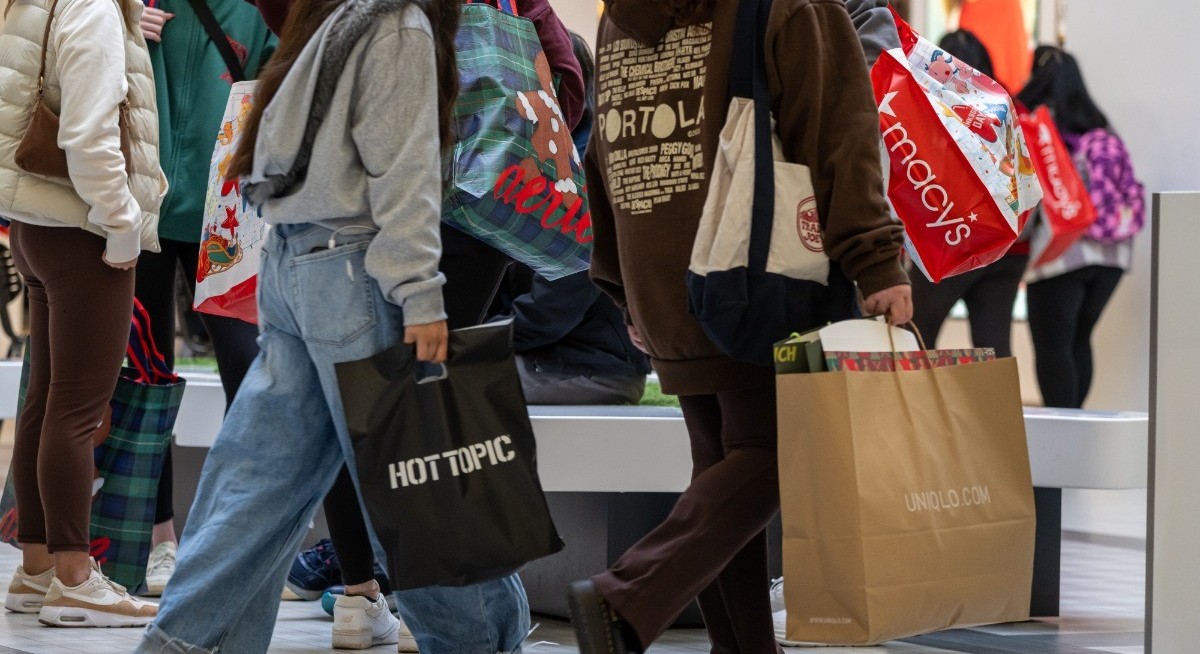 US consumer confidence inches up, helped by lower gas prices